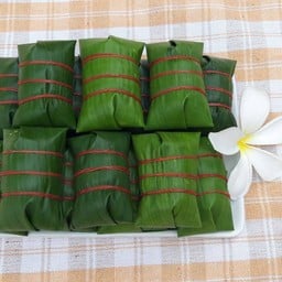 ข้าวเหนียวหมูทอดพันทอง อาหารตามสั่ง ยำแซ่บ by พันทอง