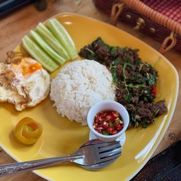 ข้าวกระเพราเนื้อพริกแห้ง