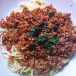 สปากตตีซอสมะเขือเทศเนื้อ