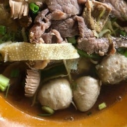 ก๋วยเตี๋ยวลูกทุ่งรุ่งเรือง หน้าวัดพระแก้ว