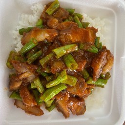 ผัดพริกแกงหมูกรอบราดข้าว