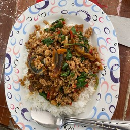 กระเพราหมูสับไข่เยี่ยวม้าราดข้าว