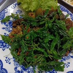 ไข่เยี่ยวม้ากระเพรากรอบ ใส่หมู