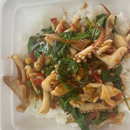 กระเพราปลาหมึกราดข้าว