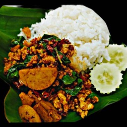 กระเพราหมูสับ+หมูยอ ราดข้าว