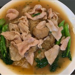 เส้นใหญ่ราดหน้าหมู