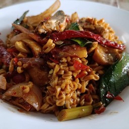 มาม่าผัดต้มยำปลากระป๋อง