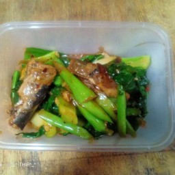 ผัดคะน้าปลากระป๋อง  (เป็นกับข้าว)