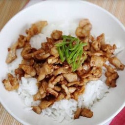 หมูกระเทียมพริกไทยราดข้าว