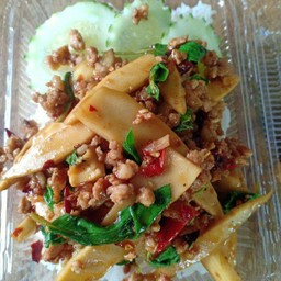 ข้าวราดกระเพาะหมูสับใส่หน่อไม้