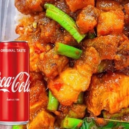 พริกแกงหมูกรอบราดข้าวคู่โค้ก