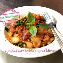 สปาเก็ตตี้ผัดพริกแห้ง เบคอน+ไส้กรอก