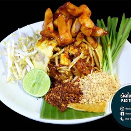 ผัดไทยไส้กรอกไก่