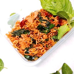 มาม่าผัดกะเพราไก่ชิ้น