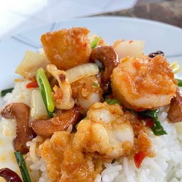 ทะเลผัดเม็ดมะม่วงราดข้าว