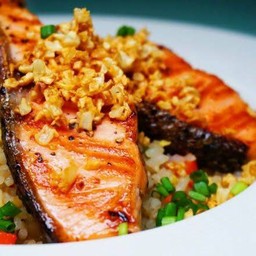 ข้าวผัดกระเทียมแซลมอนย่าง