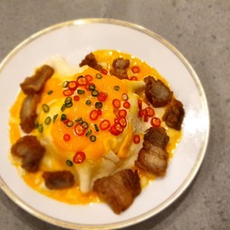 ข้าวไข่ขยี้หมูกรอบพริกสด