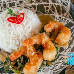 ข้าวราดกะเพรากุ้งกรอบ
