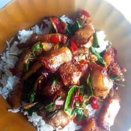 ผัดเผ็ดหมูกรอบราดข้าว