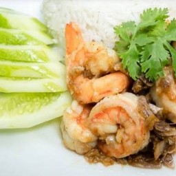 กุ้งกระเทียมพริกไทยราดข้าว