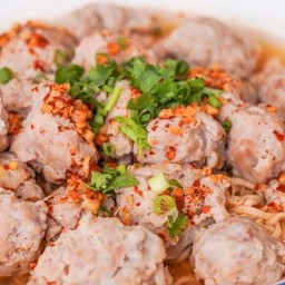 มาม่าหมูเด้ง (มาม่าลวกใส่หมูเด้ง)