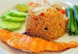 ข้าวผัดแซลม่อนย่าง