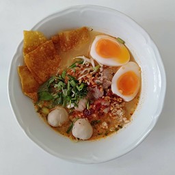 ก๋วยเตี๋ยวต้มยำหมูไข่ยางมะตูม