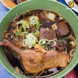 อ้วนกระเพราเป็ดกระเพราหมูกรอบสาย3(เจ้าเก่า)