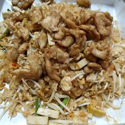ผัดไทยไก่ถาด padthai with chicken large size