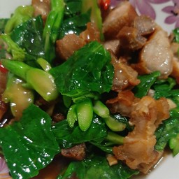 ข้าวคะน้าหมูกรอบ