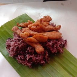 ข้าวเหนียวดำหน้าหมูทอด