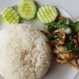 ปลาหมึกกระเทียมพริกไทยราดข้าว