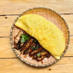 ข้าวห่อไข่กะเพราะหมูกรอบ CDG