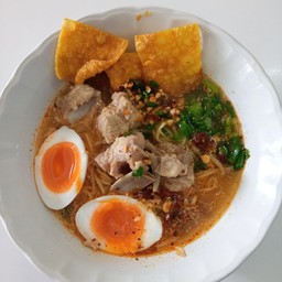 ก๋วยเตี๋ยวต้มยำซี่โครงไข่ยางมะตูม