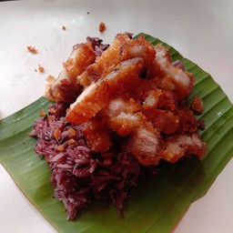 ข้าวเหนียวดำหน้าหมูกรอบ