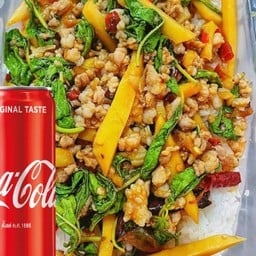 กระเพราหมูสับราดข้าวคู่โค้ก