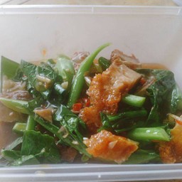 ผัดคะน้าหมูกรอบ (เป็นกับข้าว)