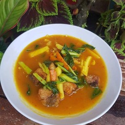 ก๋วยเตี๋ยวราดหน้าแกงส้ม