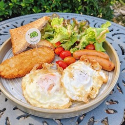 ชุดอาหารเช้าไข่ดาว Breakfast set with sunny-side up egg