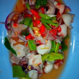 ยำปลาหมึกยัก