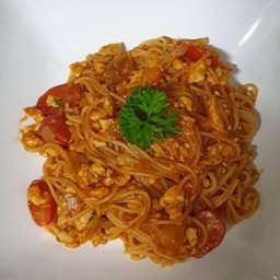 สปาเก็ตตี้ซอสมะเขือเทศไก่สับ