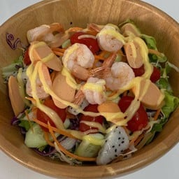 สลัดผักรวมกุ้งไส้กรอก