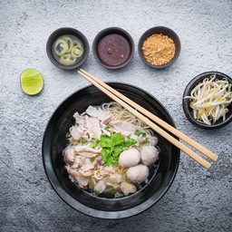 ก๋วยเตี๋ยวหมูธรรมดา(แห้ง,น้ำ)