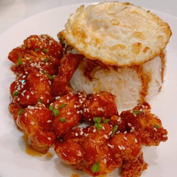 ข้าวไก่ป๊อบเคลือบซอสเกาหลี