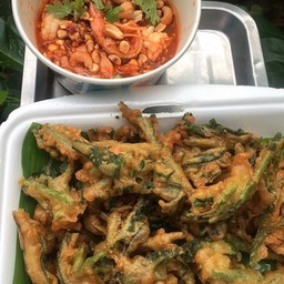 ยำผักบุ้งกรอบ