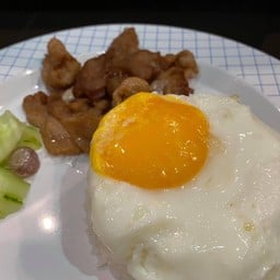 ข้าวหมูทอดกระเทียม