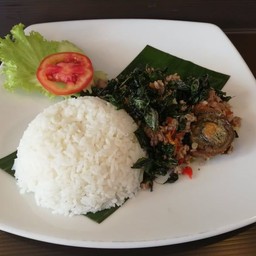 ข้าวไก่กะเพรากรอบไข่เยี่ยวม้า