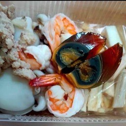 ยำตามใจแม่ค้า (กุ้ง หมึก หมูสับ ไข่เยี่ยวม้า)