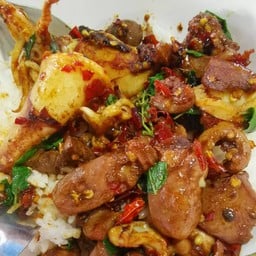 ข้าวกะเพรากุนเชียงปลาหมึกหมูชิ้น