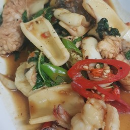 ปลาหมึกผัดใบกระเพรา